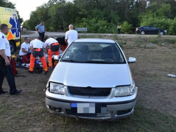 Nem állt meg a rendőröknek, lesodródott az útról, rosszul lett, aztán az őt üldöző rendőrök mentették meg az életét