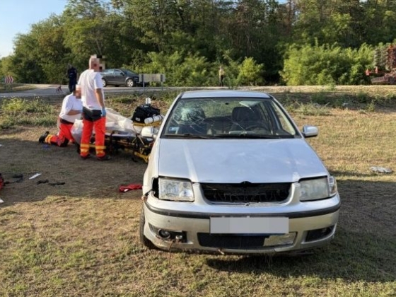 Autós üldözés után összeesett egy férfi Tolnában, a rendőrök élesztették újra