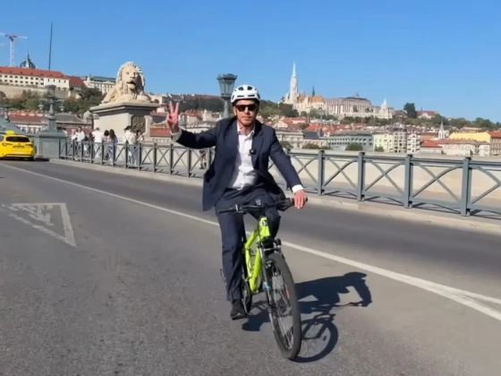 Magyar Péter biciklizés közben mondta el, hogy miről tárgyalt ma a kormány