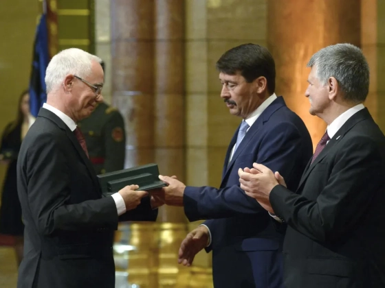 A bicskei gyermekotthon igazgatójának kitüntetése úgy csúszott át mindenkin, hogy egy tízlépcsős döntési láncban senkinek nem volt ellenvetése