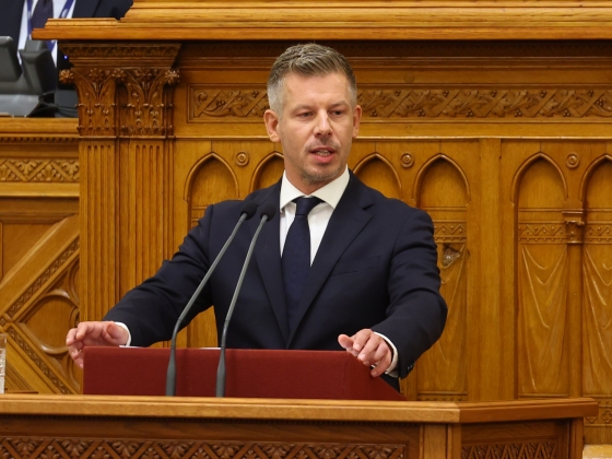 Magyar Péter biciklizés közben mondta el, hogy miről tárgyalt ma a kormány - videó