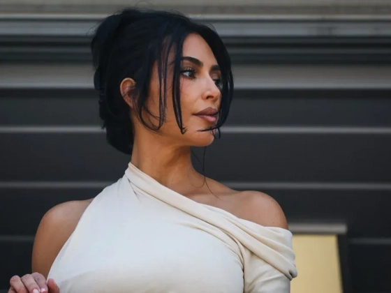 Kim Kardashian 1 eurós kártérítést kapott, a hotel recepciósa 109 ezer eurót a 2016-os fegyveres ékszerrablás után
