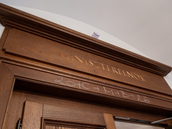 Orbán Viktor egy room tourral tér vissza csütörtök reggel