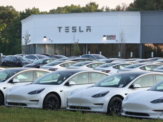Így vizsgázott az önvezető Tesla esőben Budapesten: az amerikai diplomata is kipróbálta a jövő technológiáját