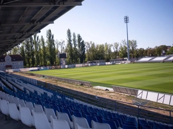 Befedték a kecskeméti Széktói Stadion „napos“ oldali lelátóját