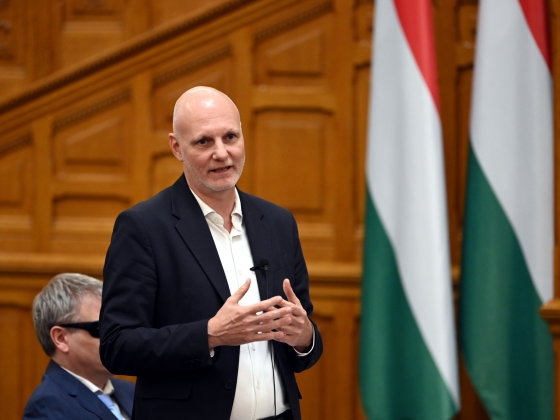 24 ezres gyerekmenü, 72 ezres fotós óradíj – hat ügyben tesz feljelentést a technológiai minisztérium
