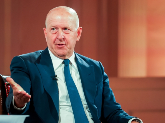 Megszólalt a Goldman Sachs vezére is, eséssel zárt a bank