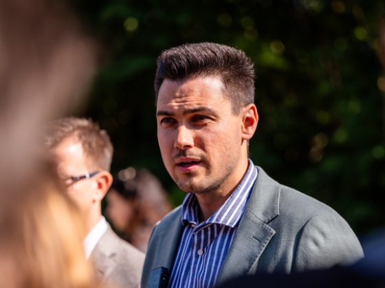 Milliós fizetésért dolgozott a Pénzügyminisztériumban a fideszes képviselő, a neve azonban egy iraton sem szerepel
