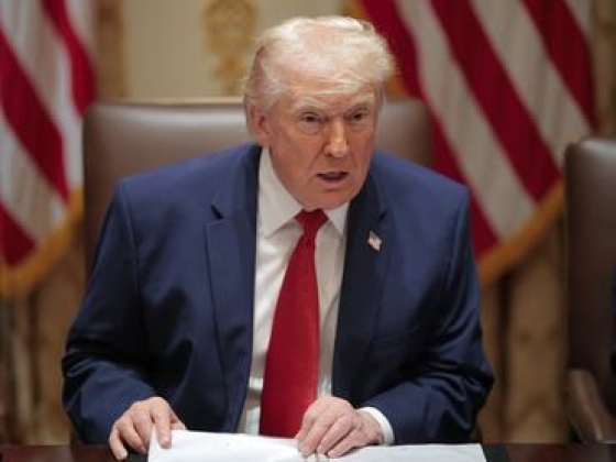 Trump bedurrant: brutális vámokkal fenyegeti Európát, ha összebútorozik Kanadával
