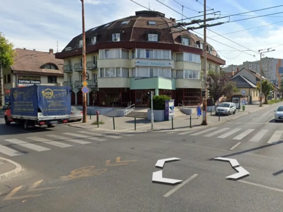 Súlyos baleset Zuglóban: bicikliző kislány lábán hajtott át a kanyarodó 144-es busz