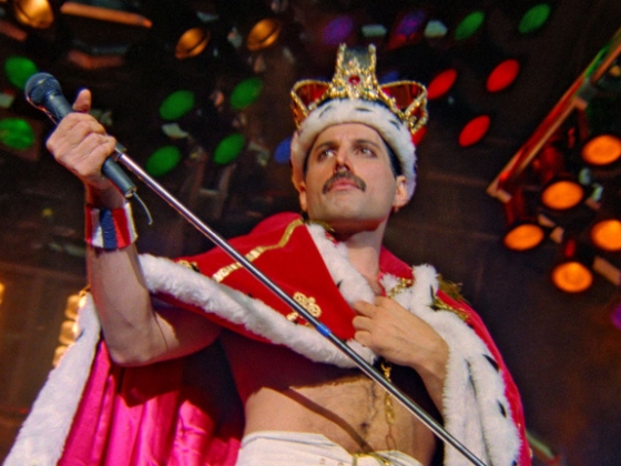 Egy emberként szisszent fel a közönség, amikor Freddie Mercury a tenyerébe nézett