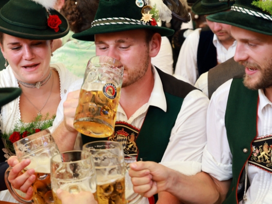 Aranyárban a folyékony kenyér: idén már a sör ára miatt is szédülni fogunk az Oktoberfesten