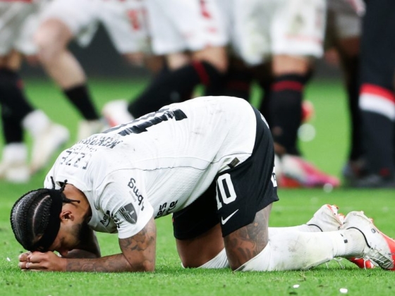 Hős lehetett volna Memphis Depay, de égbe lőtte a 101. perces büntetőjét