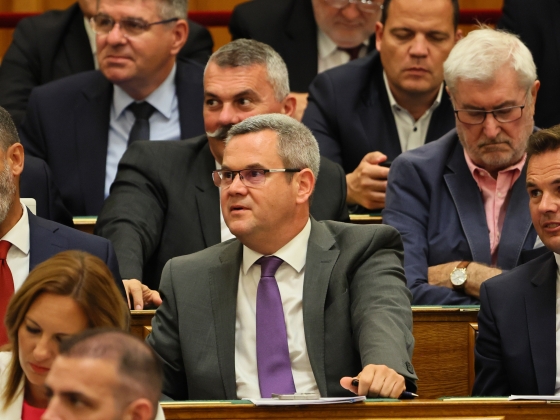 Takács Péter felszólította Gulyás Mártont, hogy a Partizán félmilliárdos támogatását adja a kórházaknak – Ezért akadt ki a volt államtitkár
