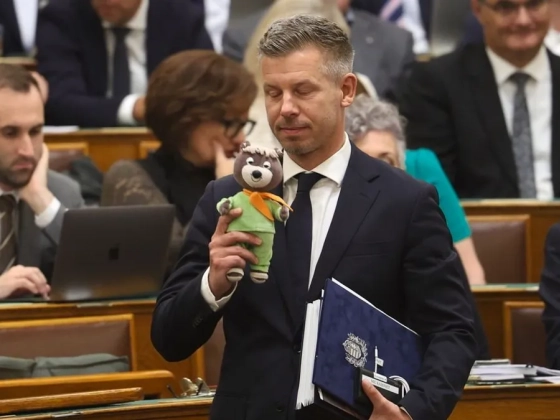 Rétvári Bence megelégelte Magyar Péter parlamenti akcióját, a házelnökhöz fordult a TV Maci-ügyben