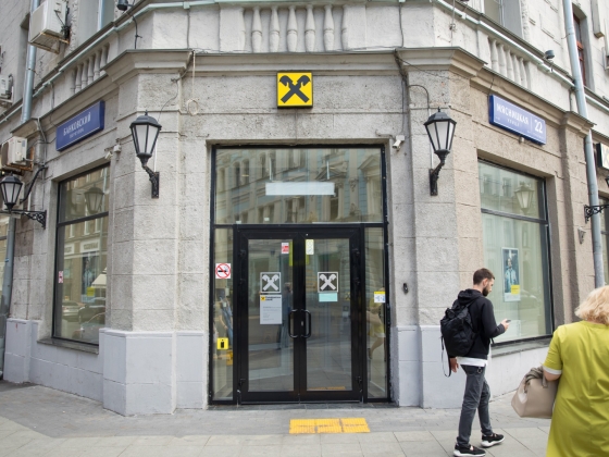 Nagyot esett a Raiffeisen árfolyama, furcsa állításokat cáfol az osztrák bankcsoport