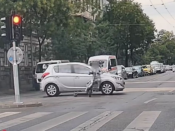 Elsodorta az idős sofőr a rollerest, aki nagyot zakózott a betonon + videó