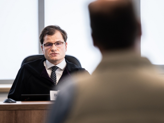 Botrány a bíróságon, egyetlen percig tartott az elmúlt évek legnagyobb korrupciós ügyének tárgyalása