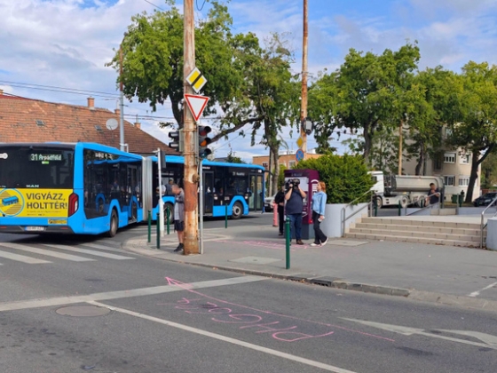 Egy kislány lábán hajtott át a busz Zuglóban, azonnali egyeztetést kezdeményez a polgármester