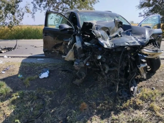 Totálkárosra tört egy autó, durva balesetben sérültek meg öten a 4-es főúton