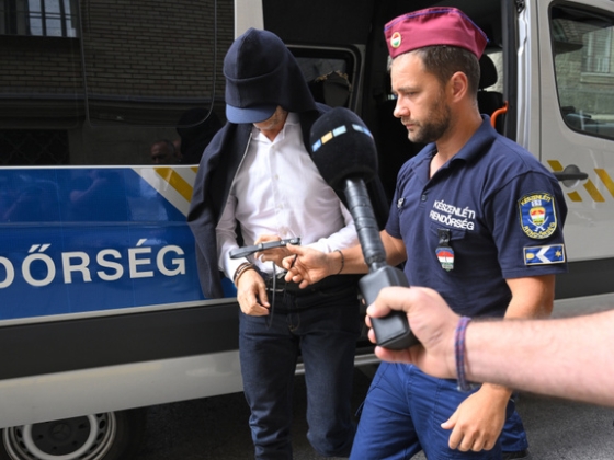 Videón, ahogy vezetőszáron vezették el Jellinek Dánielt