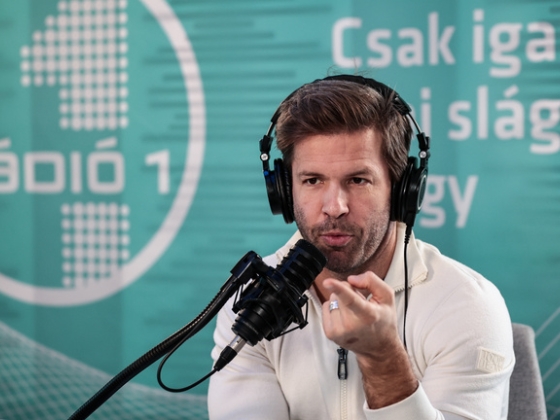 „Ez a szervilitás mélyrepülése” – Sebestyén Balázsék beolvastak a HírTV kirúgott műsorvezetőjének