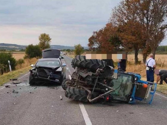 Figyelmetlen autós miatt borult fel a traktor Bátaszéknél, megsérült a sofőr