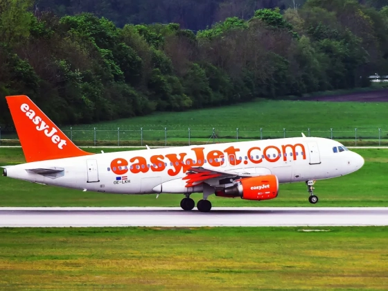 Új karrier 50 felett: ezeknek a feltételeknek kell megfelelned az easyJetnél, ha stewardess akarsz lenni