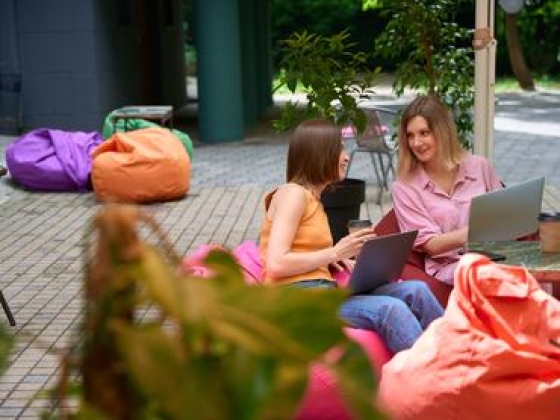 A babzsákfotel ide már kevés lesz: a Z generáció átírta a szabályokat, ezt kell megtanulniuk a cégeknek