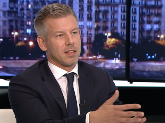 Magyar Péter elkezdte Seszták Miklóst emlegetni a Volánbuszt érintő milliárdos korrupciógyanús ügyben