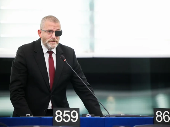 720-ból négy EP-képviselő, köztük a menórát oltó lengyel szélsőjobbos mondott nemet a drogcsempészek elleni közös harcra