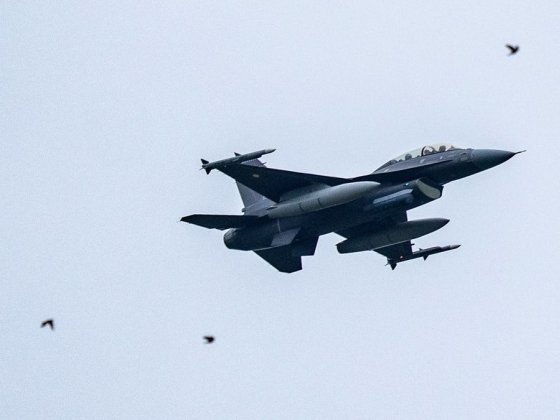 Lezuhant és kigyulladt egy F16-os vadászgép, a pilóta katapultált – videó