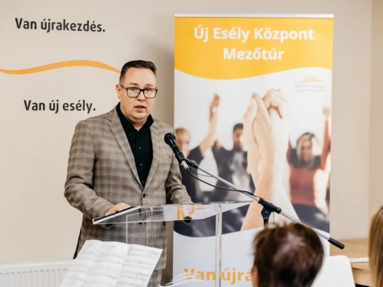 Az elnök cégeivel szerződik egy magyar egyházi misszió, a piac csak lesheti a profitrátát