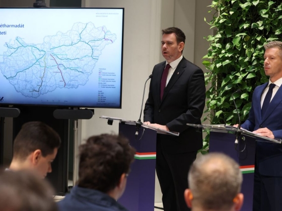 Jönnek a bejelentések: élőben a kormányzati tájékoztató, Magyar Péter és Vitézy Dávid is megszólal – „Az MNB-ügy aprópénz az autópálya-koncesszió ügyéhez képest”