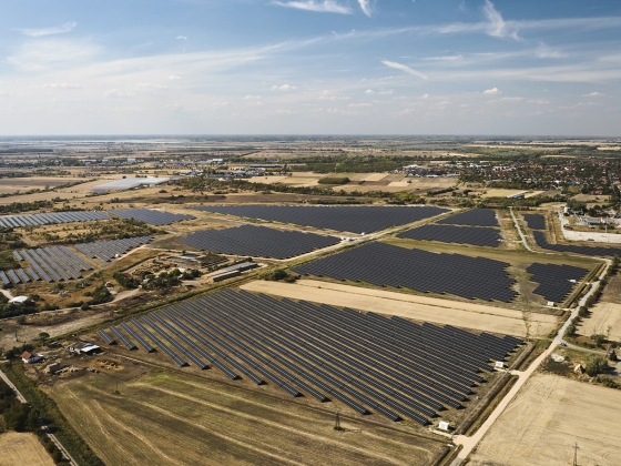 Újabb napelemparkkal és energiatárolóval erősít a MOL – szinte teljesen önállóvá válhat az algyői bázis