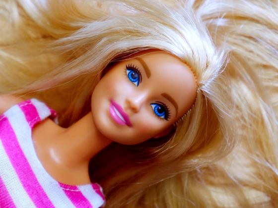 Viszlát, szőke fürtök! Rasztás, dögös rocksztár lett Barbie új párja – Lenny Kravitzből Ken baba lett