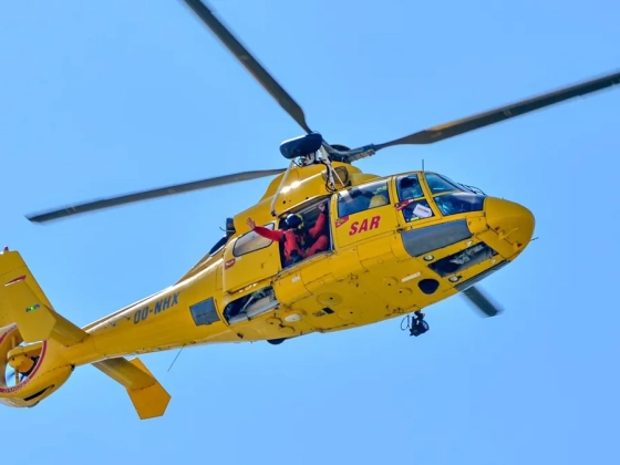 Átszakította a szalagkorlátot egy autó az M5-ös autópályán, mentőhelikoptert is riasztottak