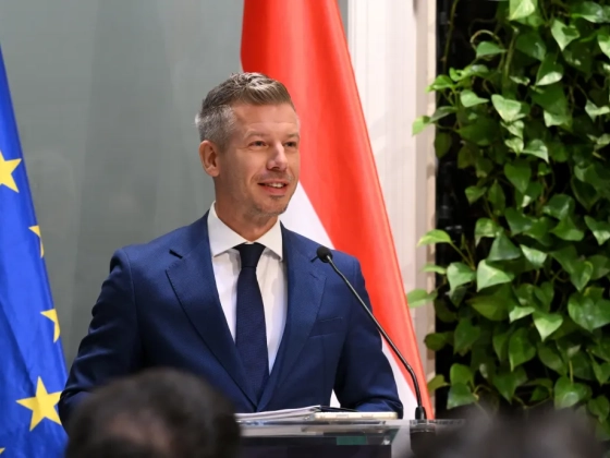 Magyar Péter szerint minden héten csődről beszél a főváros, és közben többet költenek jutalmakra