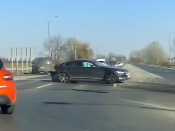 Csúnyán benézte a kanyarodást, hátulról rohantak bele