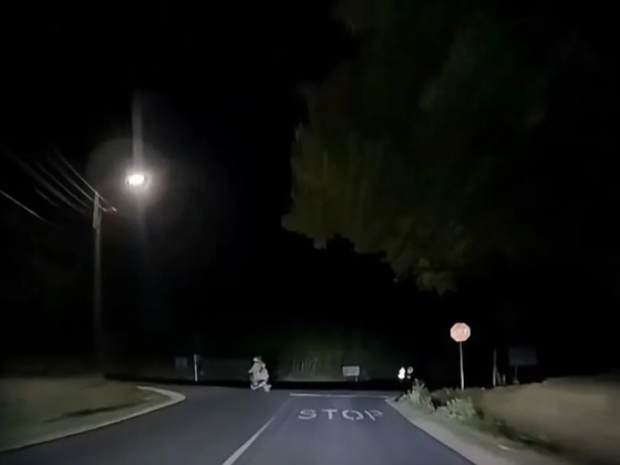 Elképesztő rendőrségi hajsza: még utasát kirakta a buszmegállóban, mielőtt tovább menekült a motoros - videó