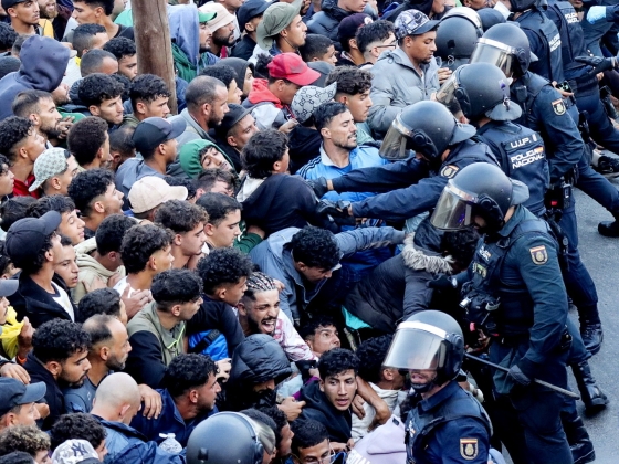 A spanyol rendőrség elkezdte kiszorítani a bevándorlókat a ceutai partokról egy táborba