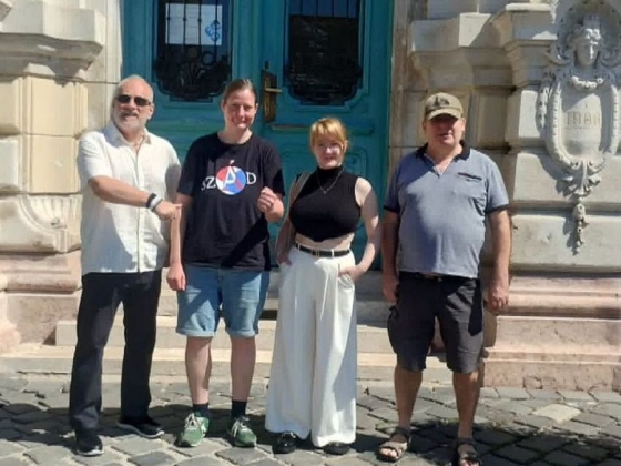 Tüntettek a szociális dolgozók a Miniszterelnökségnél, Magyar Péter azt mondta, örül neki
