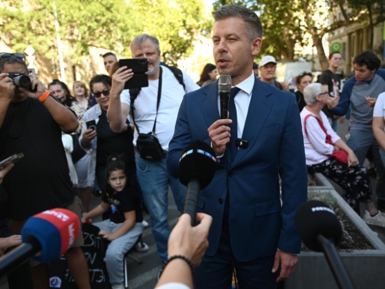 Azonnali béremelésért tüntettek a szociális ágazatban dolgozók, Magyar Péter átvette a követeléseiket