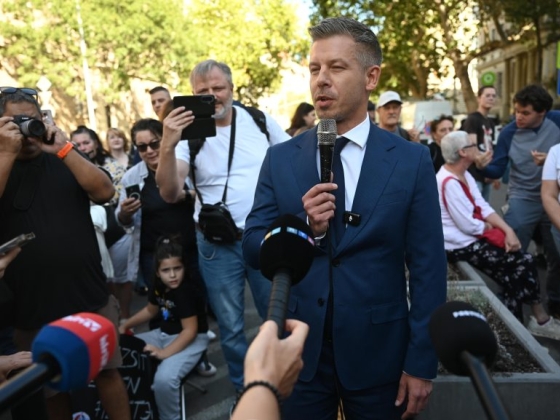 Magyar Péter átvette a szociális ágazatban dolgozók követeléseit a Miniszterelnökség előtti tüntetésen