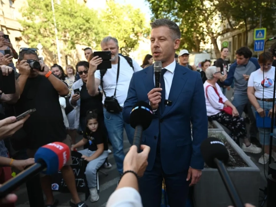 A Miniszterelnökség előtt tüntettek a szociális ágazat dolgozói, Magyar Péter átvette a követeléseiket