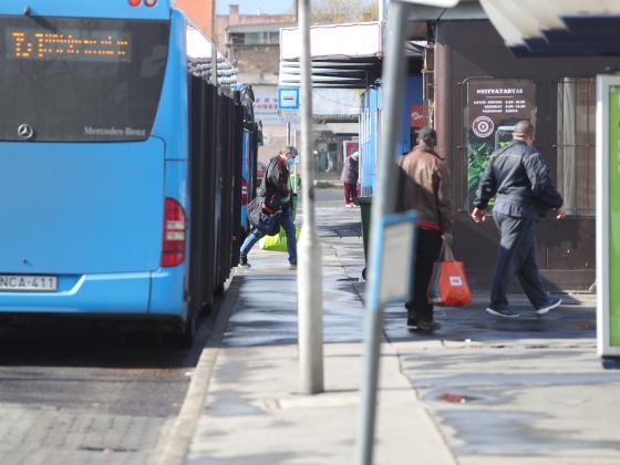 Hat órán át műtötték a kislányt, akit a busz ütött el Zuglóban