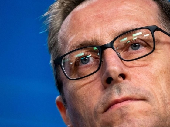 Megremegtek a kezek, nem merték erősen tartani a forintot: a szemek Friedrich Merzen és Varga Mihályon