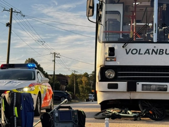 Busz gázolt el egy 10 éves biciklis fiút Tápon, mentőhelikopter vitte kórházba