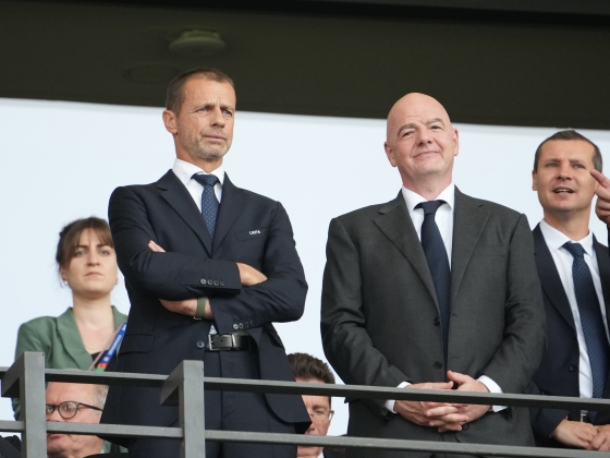 Továbbra sincs béke a futballvezérek közt, az UEFA dollármilliárdokat követel a FIFA-tól