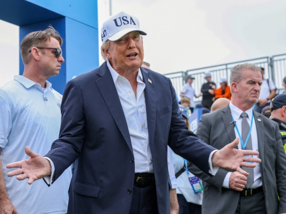 Donald Trump azonnali hatállyal kitiltja a Fehér Házból a CNN-t és a Politicót